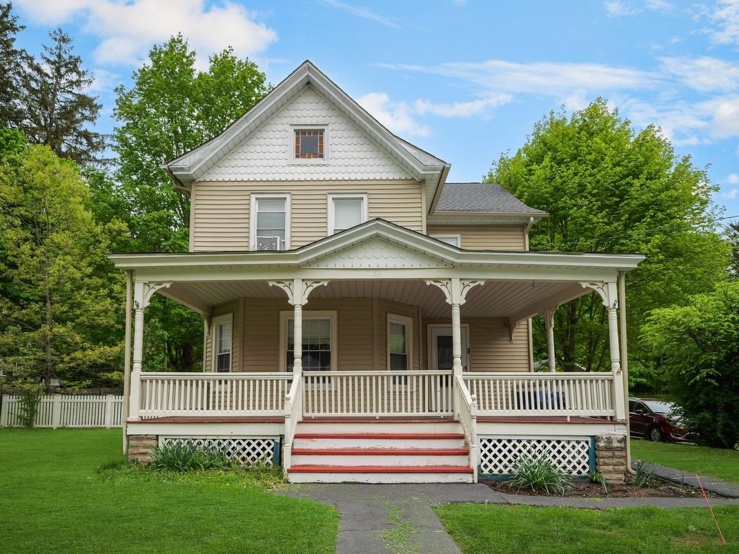 Exterior, Facade, Queen Anne Victorian