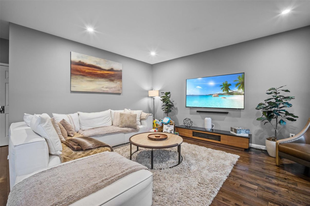 Interior, Living room, Recessed Lighting, Wood Texture Flooring
