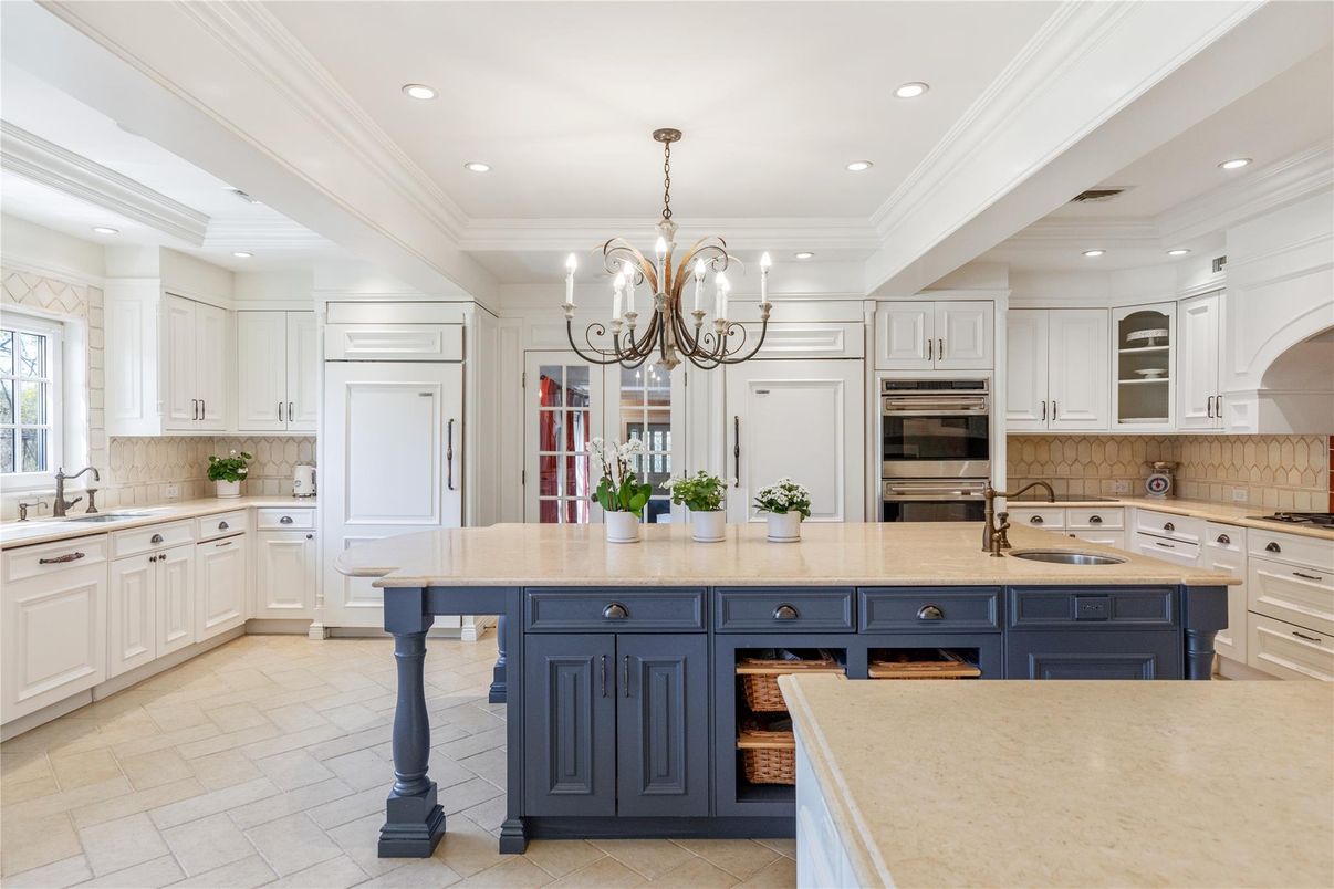 Chandelier, Interior, Kitchen, Recessed Lighting, Stainless Steel Appliances