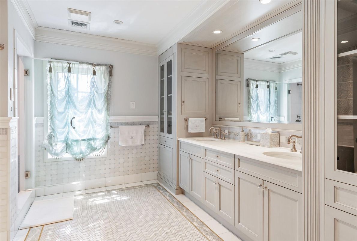 Bathroom, Dual Sink Vanities, Interior, Recessed Lighting