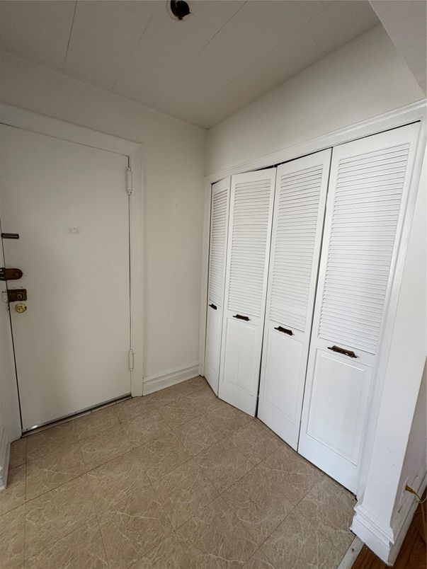 Empty room, Interior