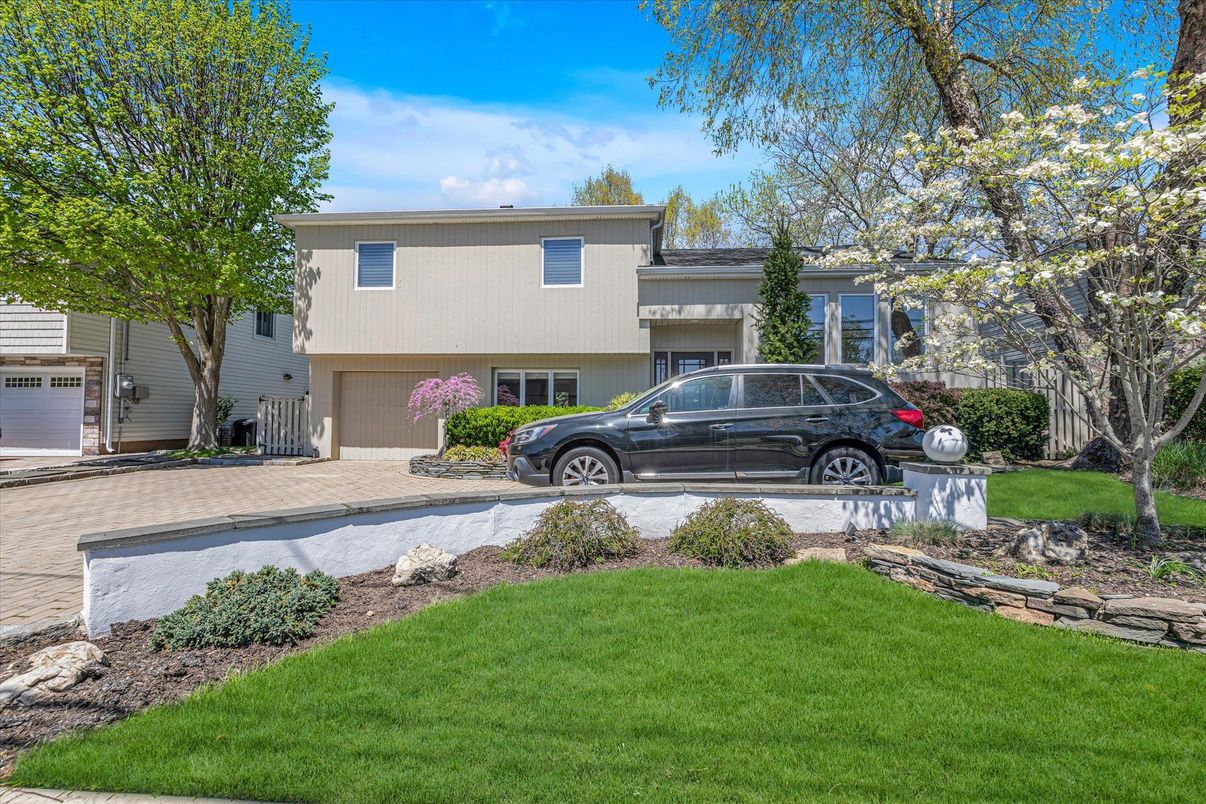 Attached, Exterior, Facade, Raised Ranch