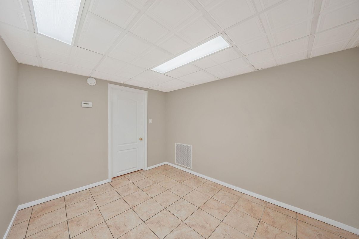 Empty room, Interior