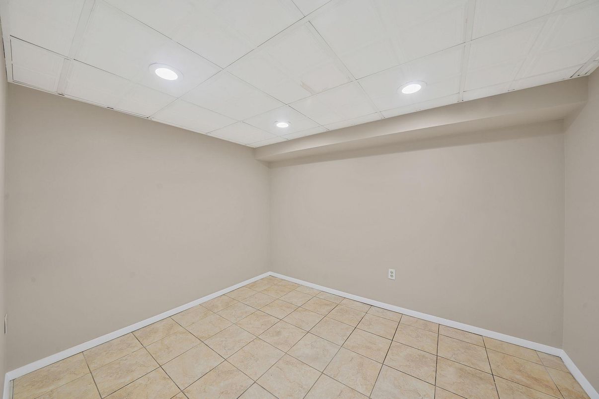 Empty room, Interior, Recessed Lighting