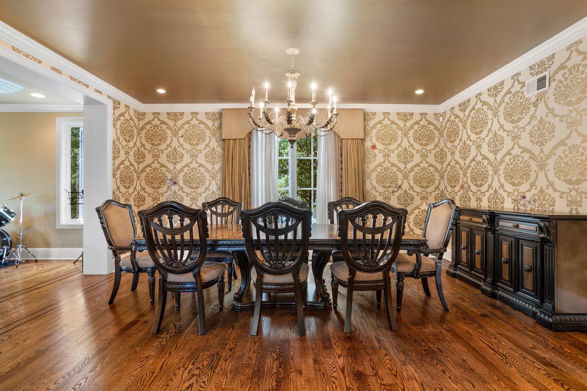 Chandelier, Dining room, Interior, Recessed Lighting, Wood Texture Flooring