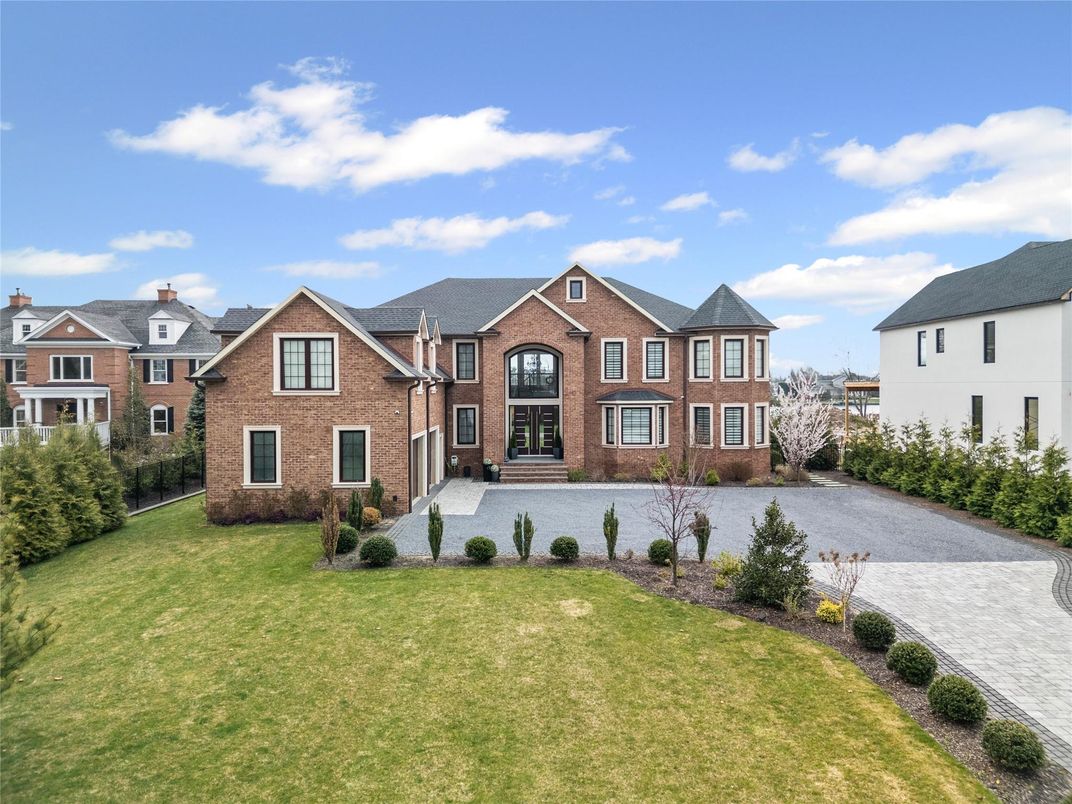Backyard, Exterior, Facade, Brick Facade, Brick Traditional