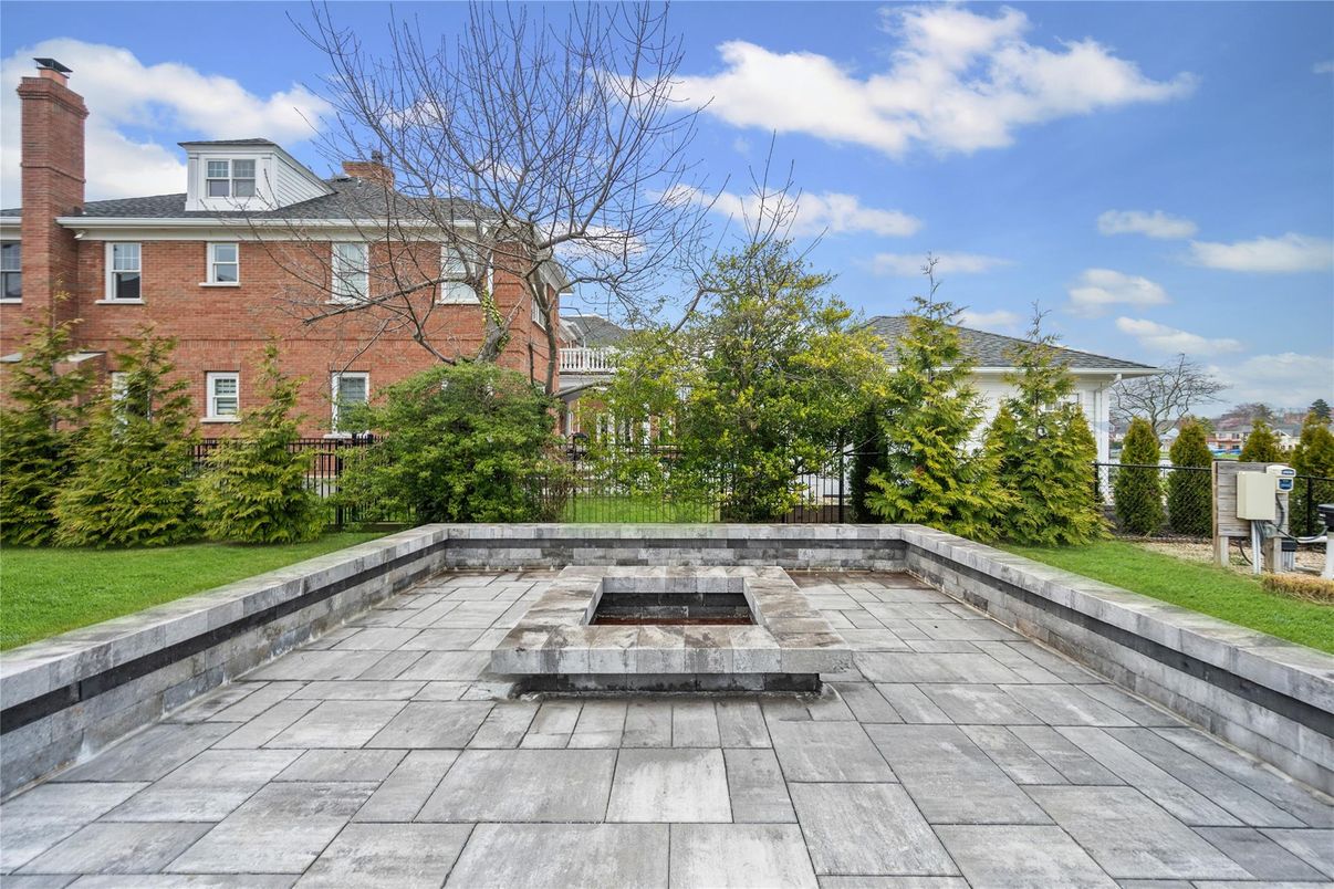 Exterior, Facade, Brick Facade, Georgian