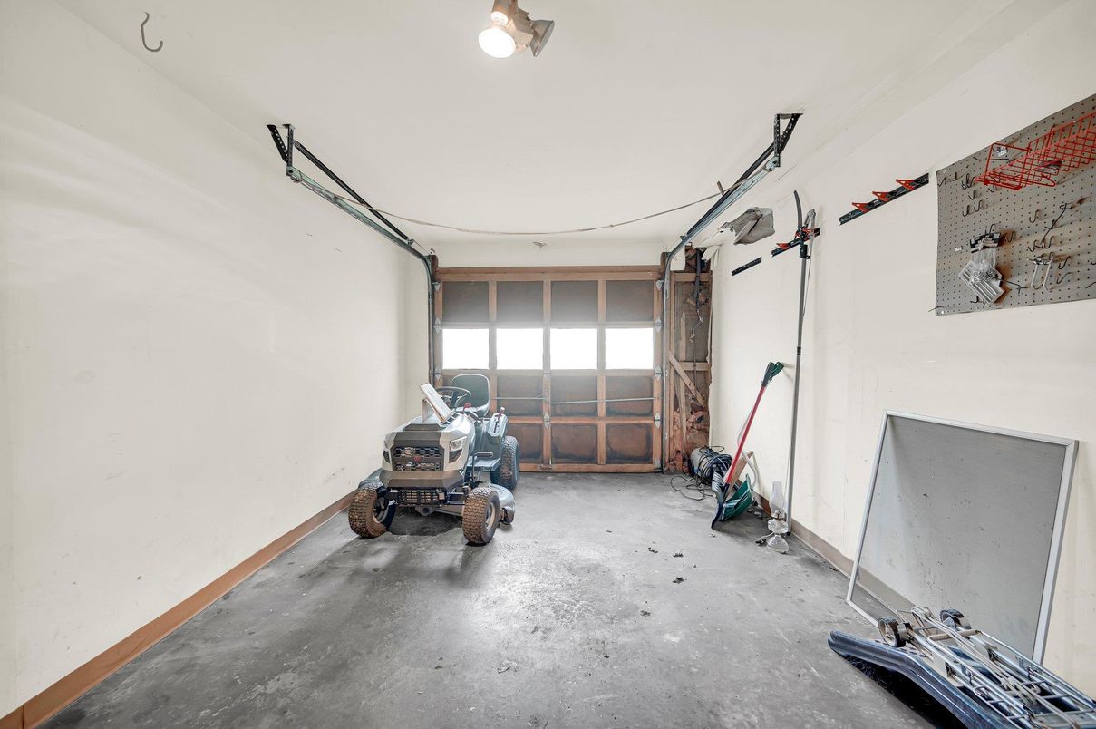 Garage, Interior