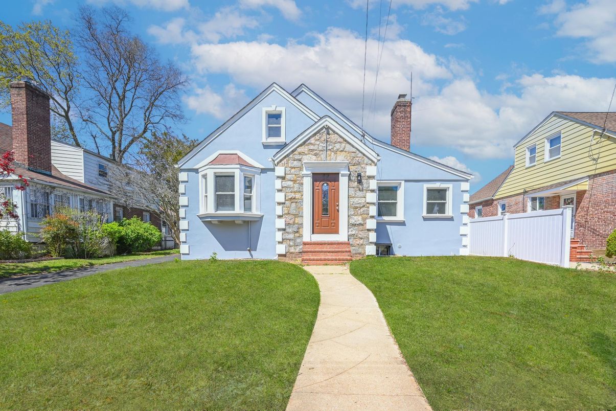 Exterior, Facade, Cape Cod