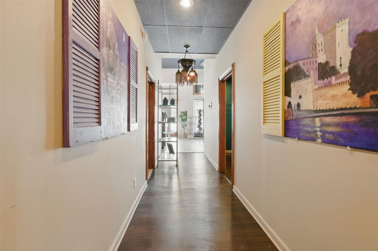 Interior, Recessed Lighting, Wood Texture Flooring