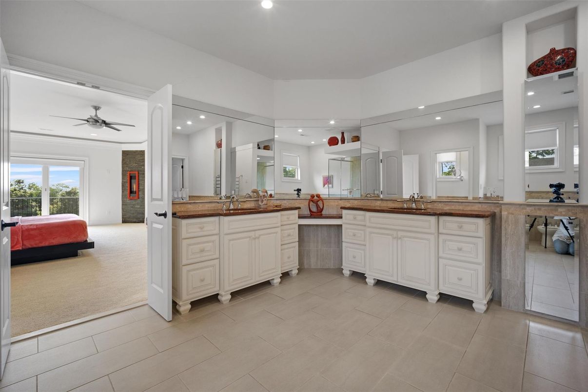 Bathroom, Dual Sink Vanities, Interior, Recessed Lighting