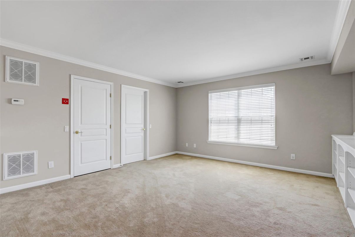 Empty room, Interior