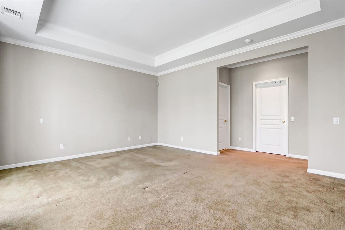 Empty room, Interior