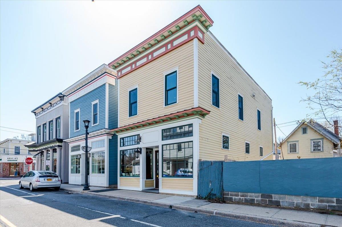 Exterior, Facade, Rowhouse