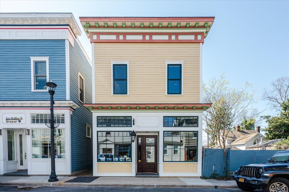 Exterior, Facade, Rowhouse