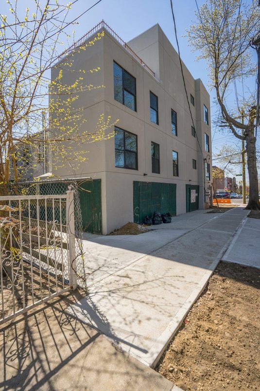 Exterior, Facade, Modern