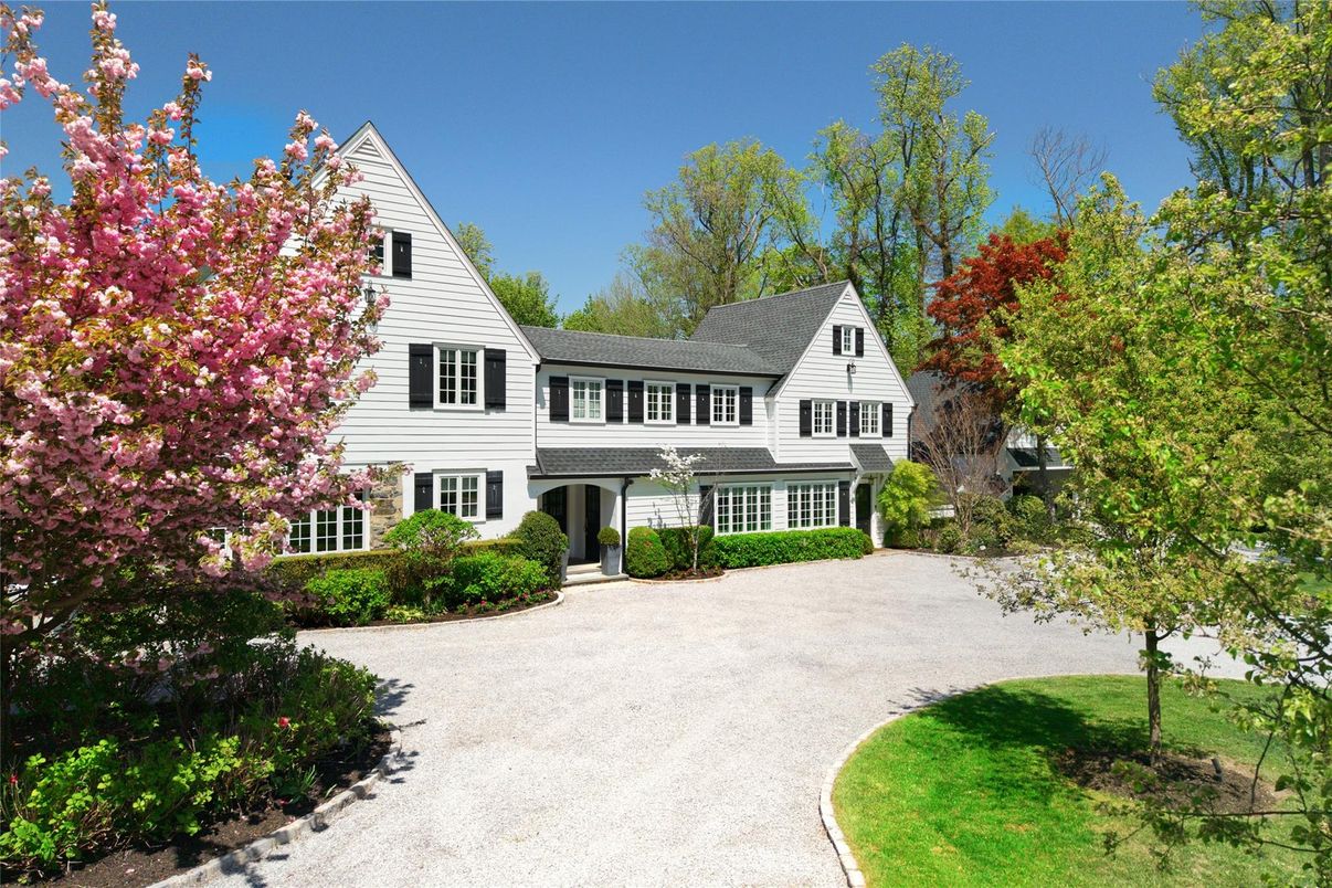 Exterior, Facade, Farmhouse