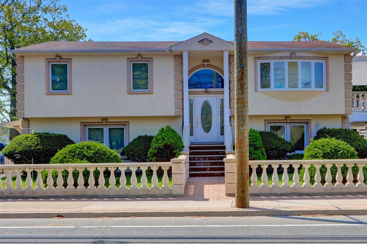 Exterior, Facade, Raised Ranch