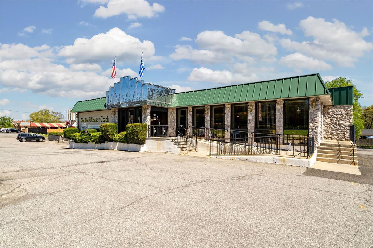 Backyard, Exterior, Facade, Ranch