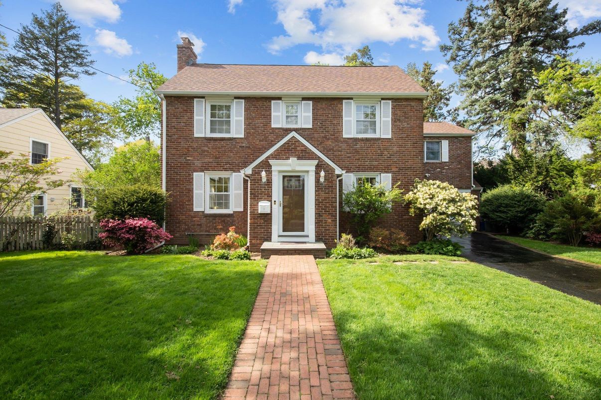 Exterior, Facade, Brick Facade, Georgian