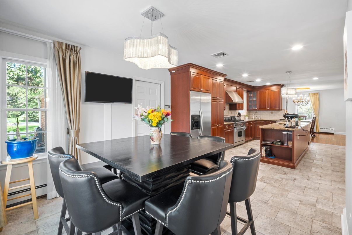 Chandelier, Dining room, Interior, Kitchen, Recessed Lighting, Stainless Steel Appliances
