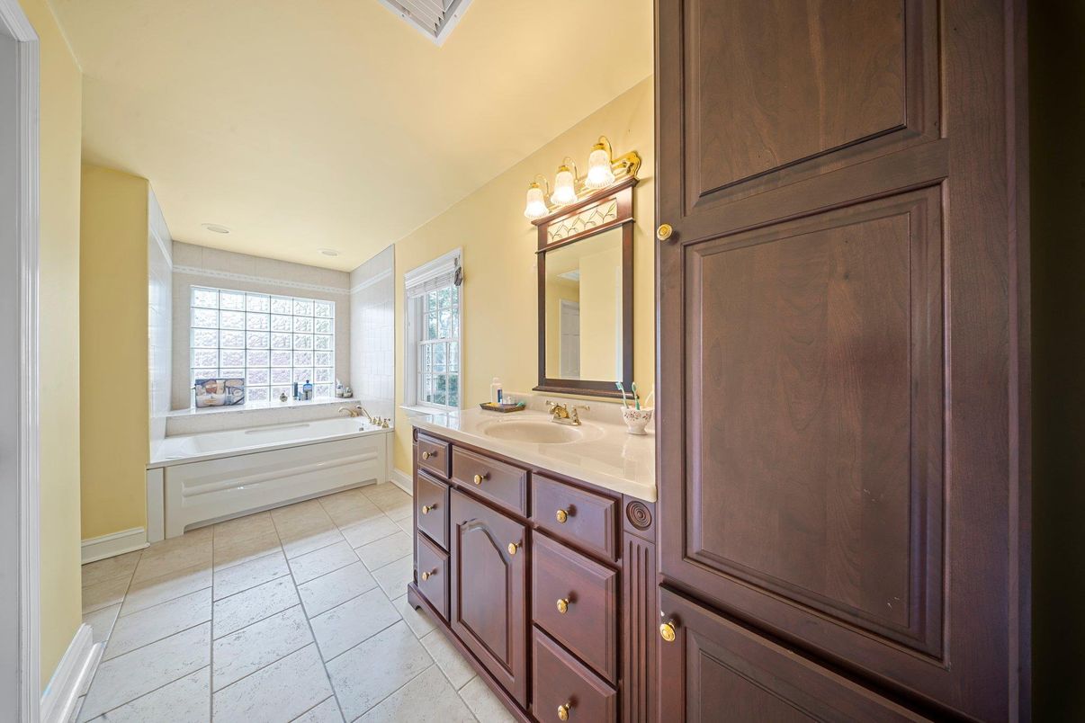 Bathroom, Dual Sink Vanities, Interior, Recessed Lighting