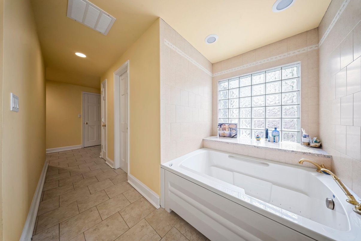 Bathroom, Interior, Recessed Lighting