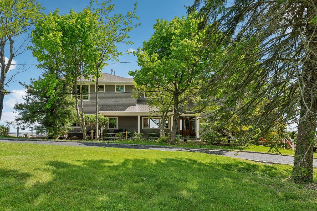 Backyard, Exterior, Facade, Raised Ranch