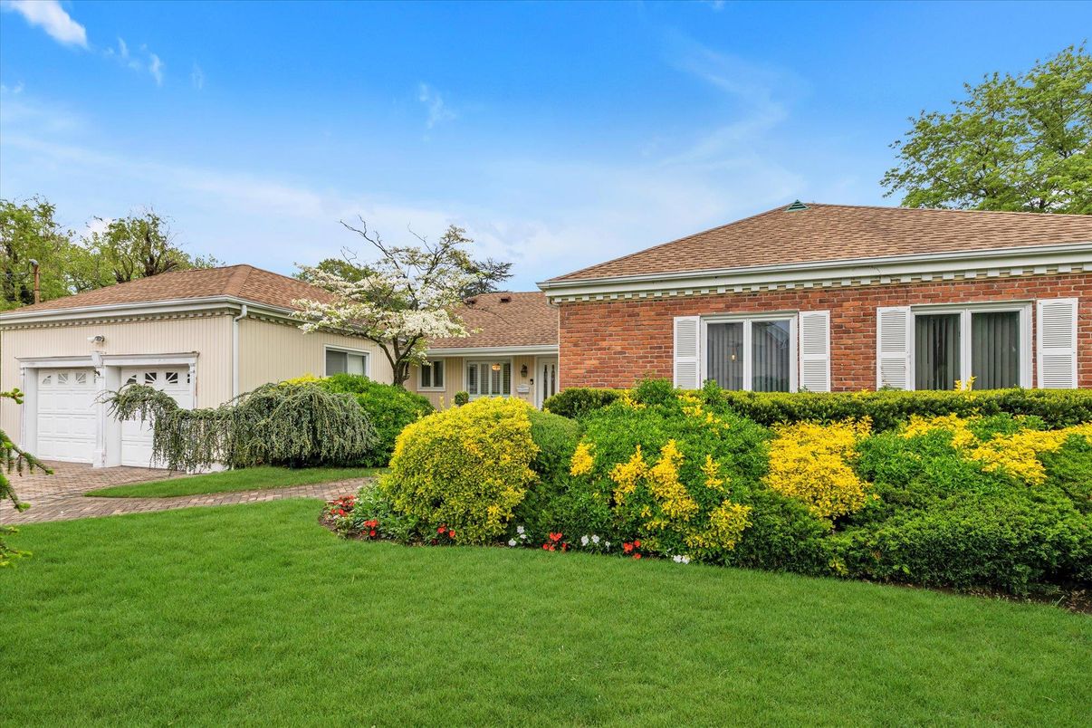 Attached, Exterior, Facade, Brick Facade, Ranch