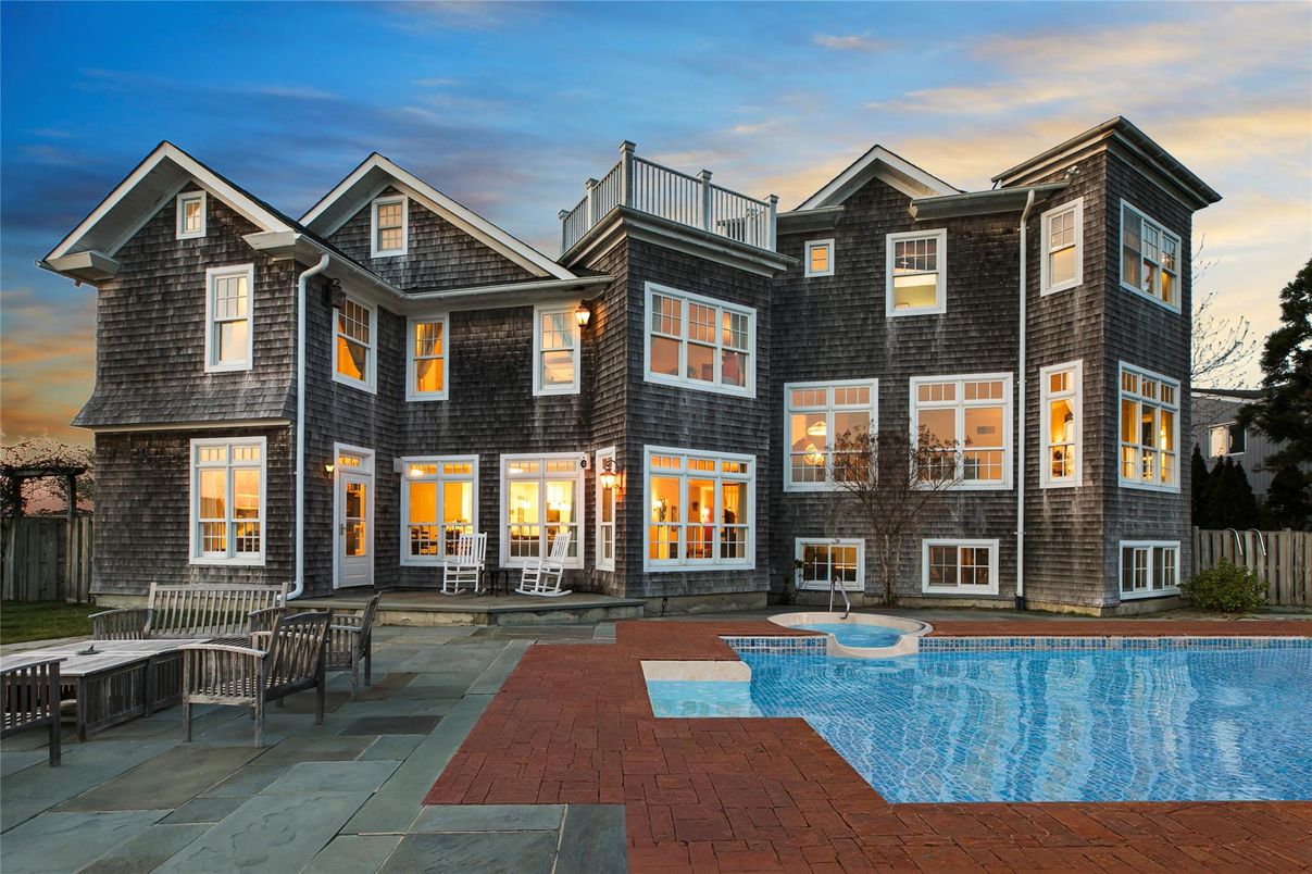 Exterior, Facade, Pool, Rowhouse