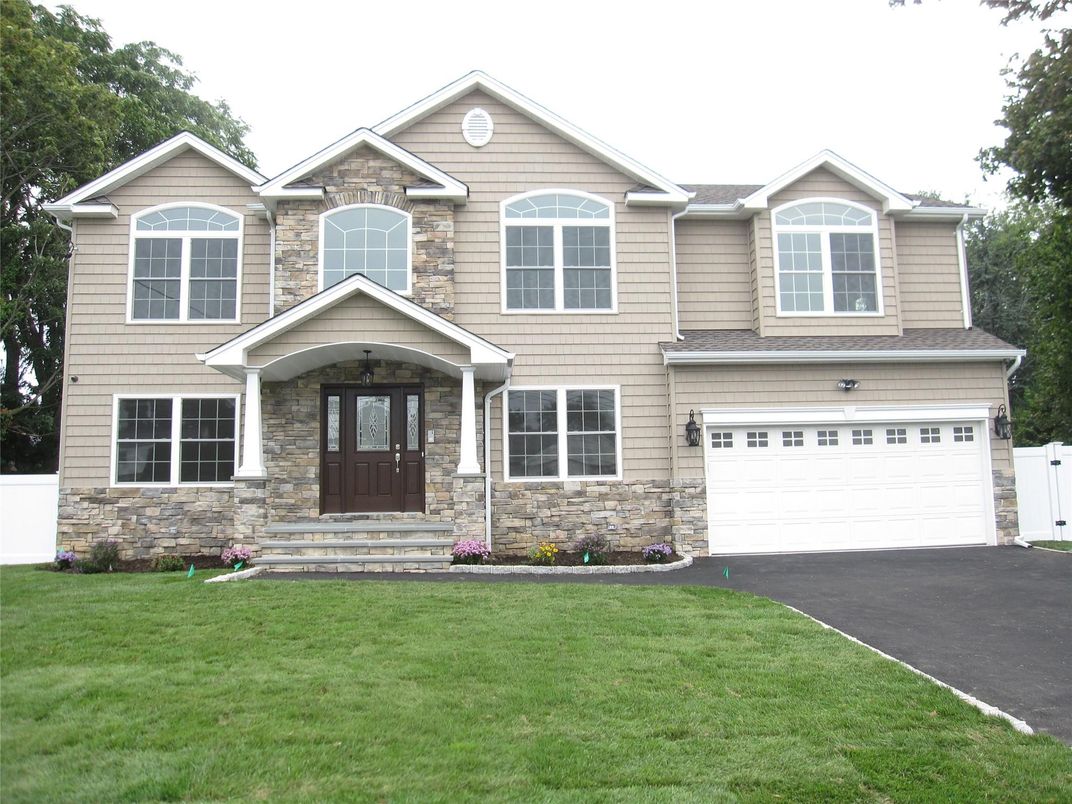 Attached, Exterior, Facade, Brick Traditional