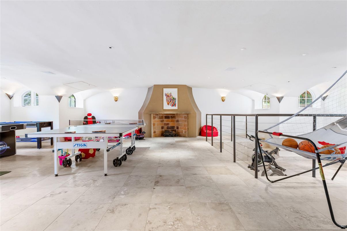 Game Room, Interior