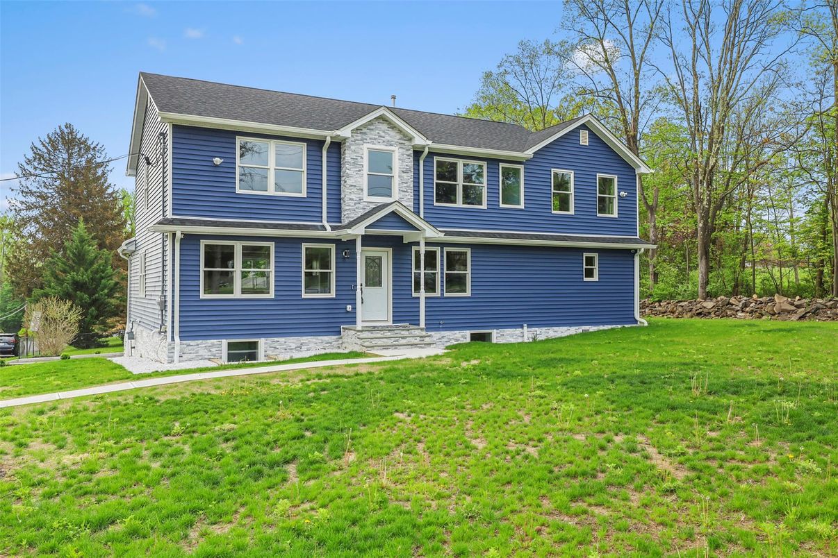 Backyard, Exterior, Facade, Raised Ranch