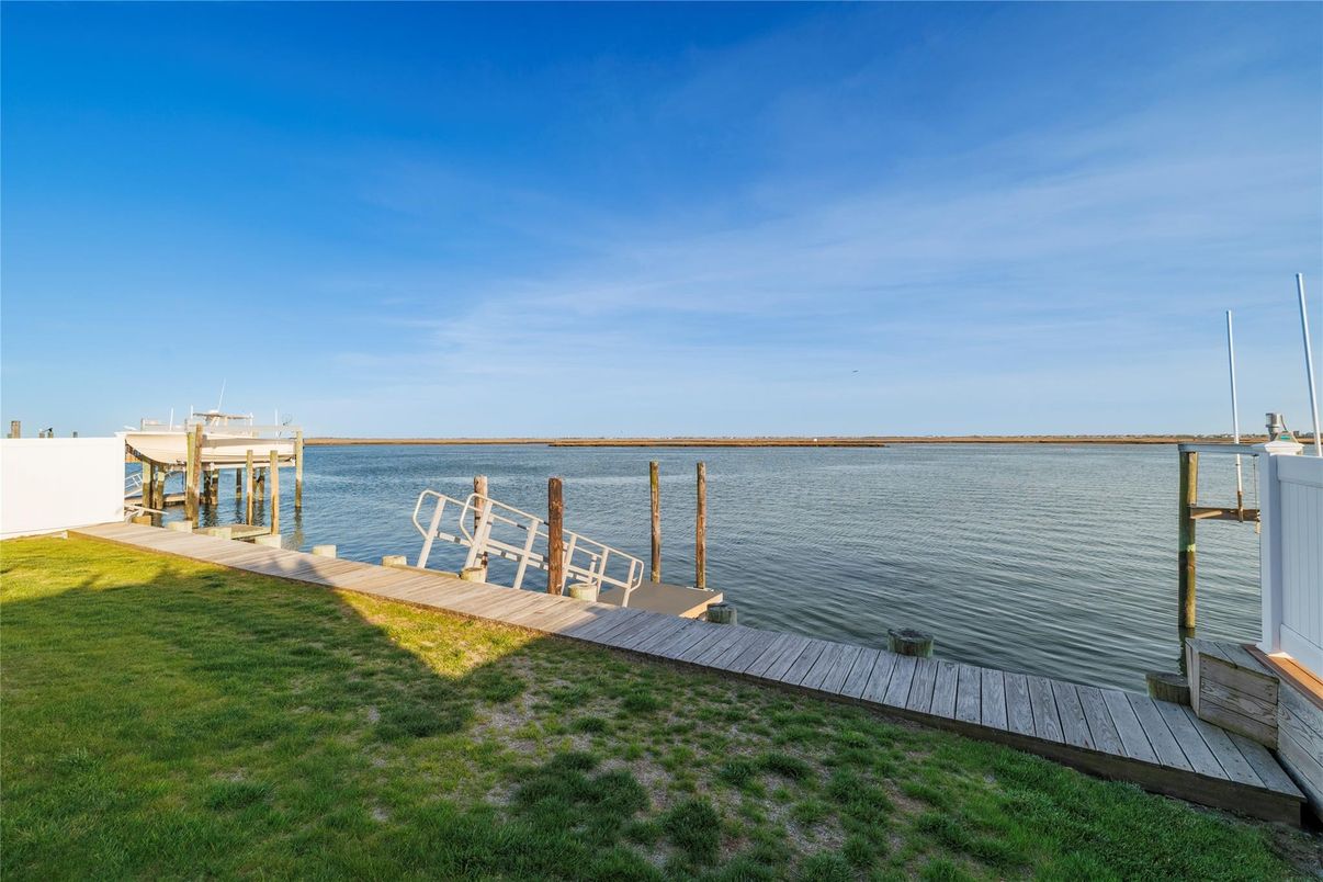 Exterior, Lake