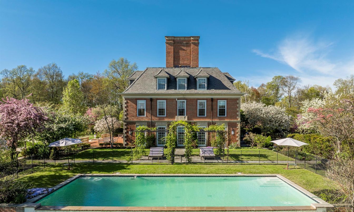 Exterior, Facade, Pool, Georgian