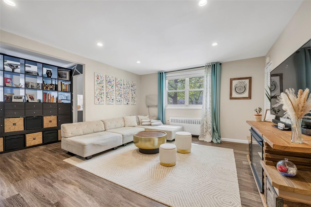 Interior, Living room, Recessed Lighting, Wood Texture Flooring