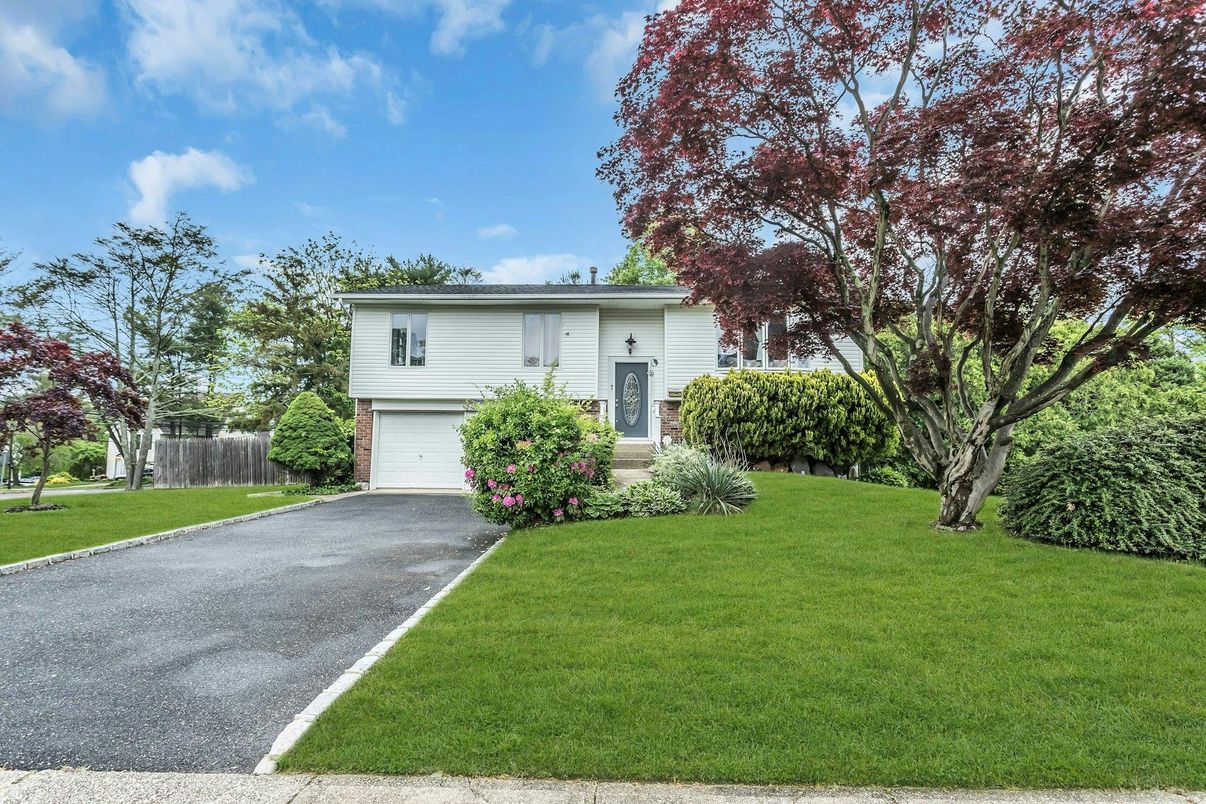Attached, Exterior, Facade, Raised Ranch
