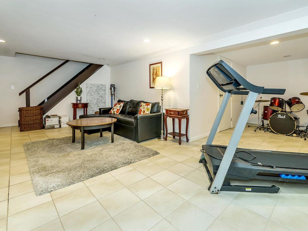 Fitness Equipment, Game Room, Interior, Living room, Recessed Lighting
