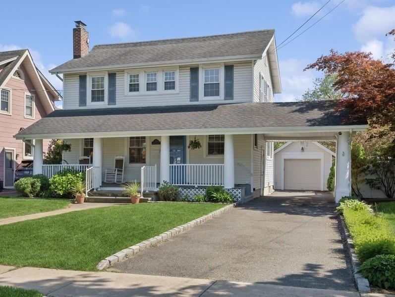 Attached, Exterior, Facade, American Foursquare