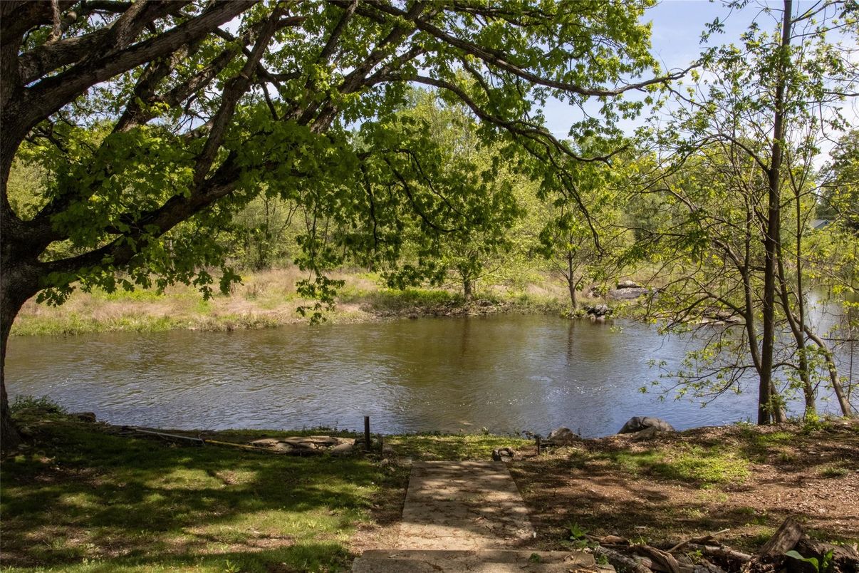 Exterior, Lake