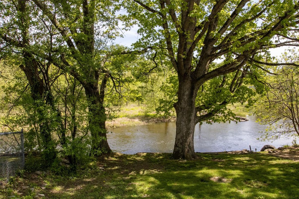 Exterior, Lake