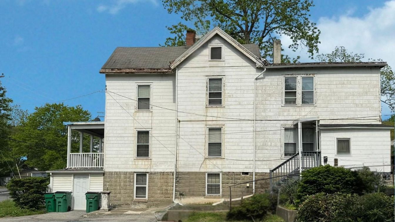 Exterior, Facade, Rowhouse