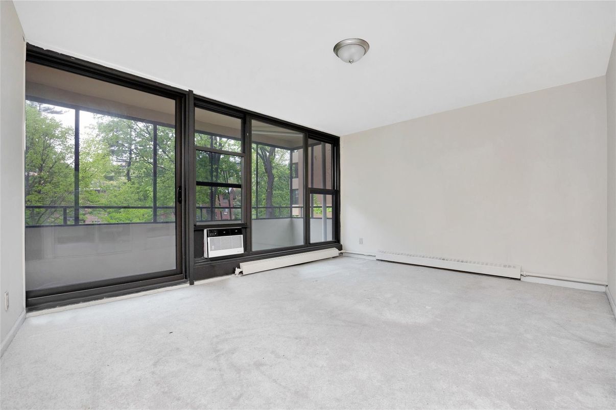 Empty room, Interior
