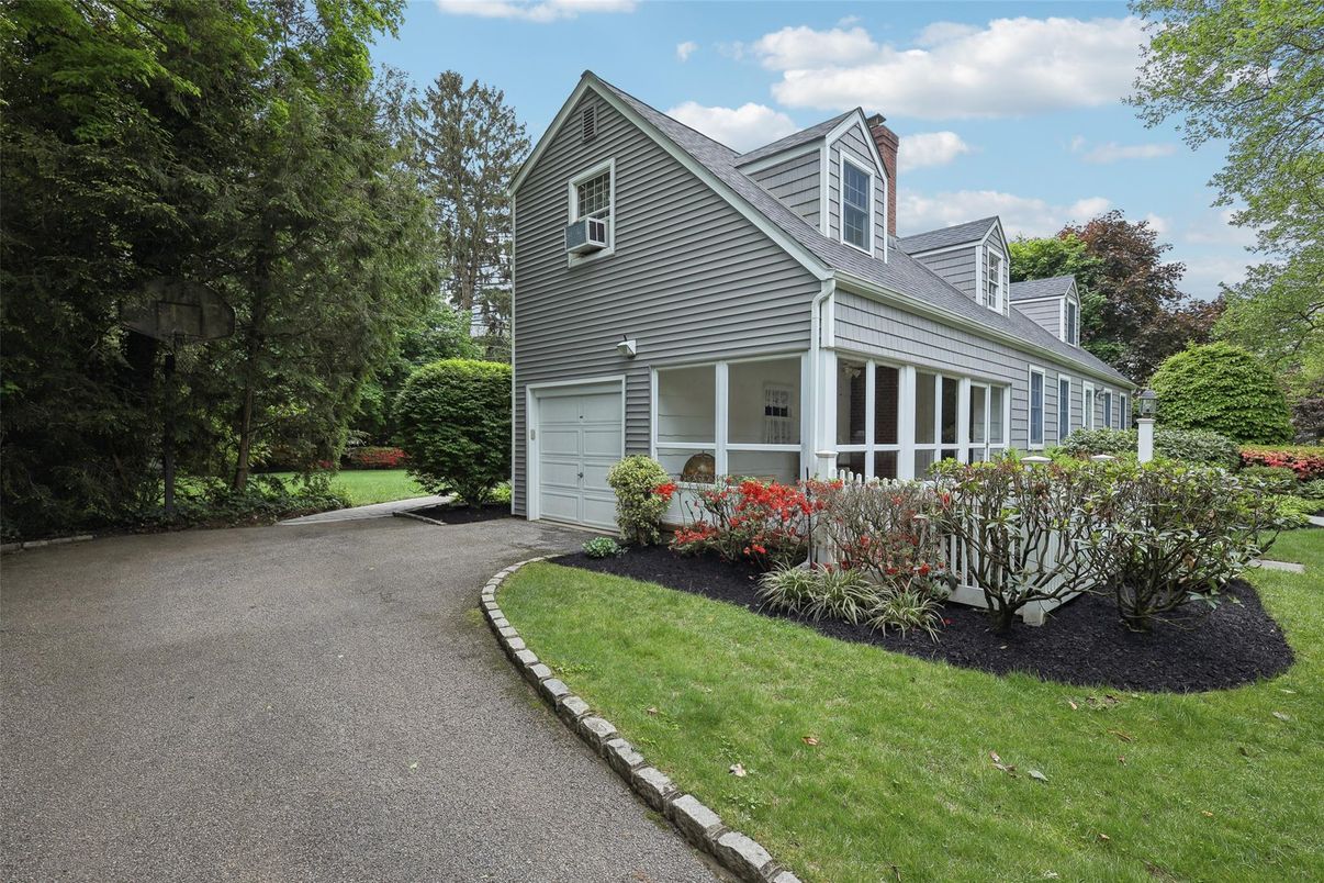 Attached, Exterior, Facade, Queen Anne Victorian