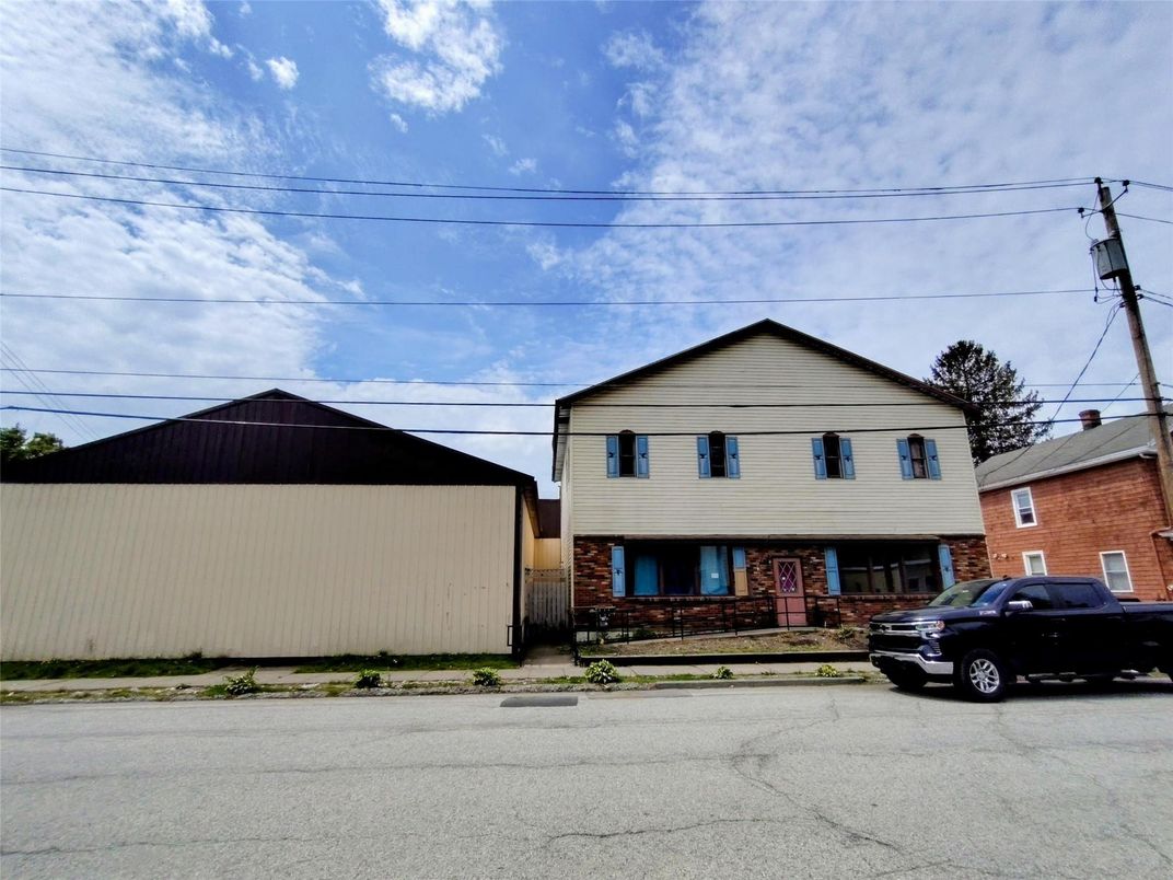 Exterior, Facade, Brick Facade, Raised Ranch
