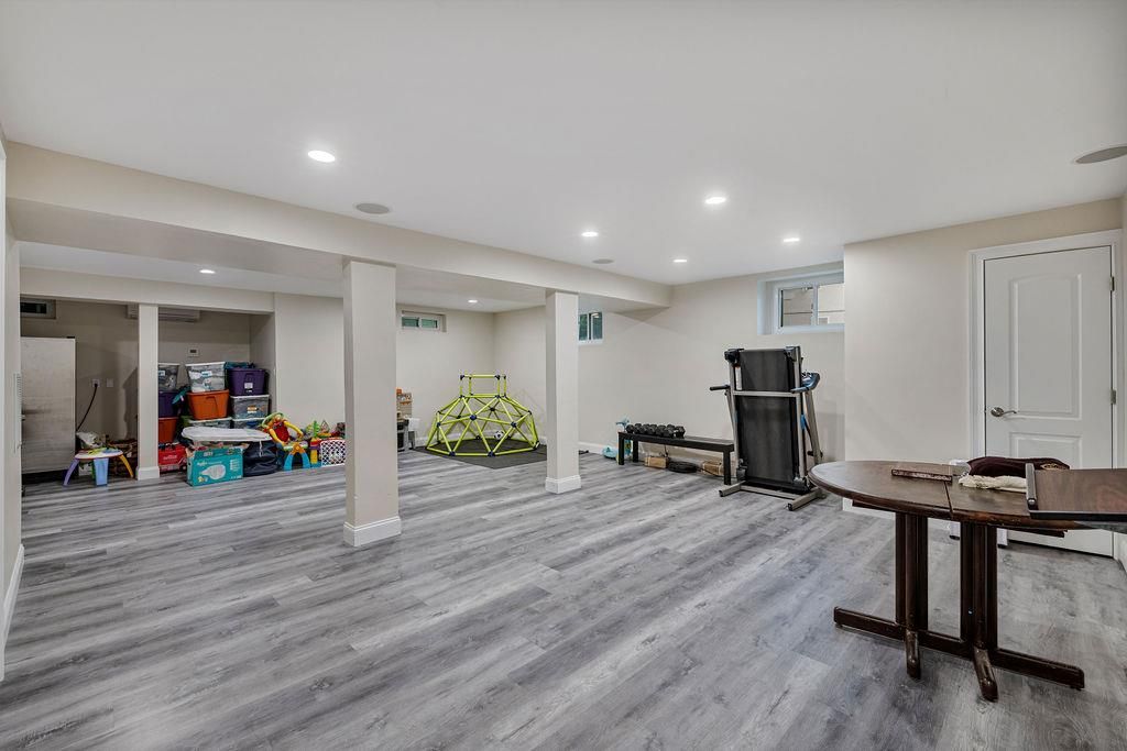 Fitness Equipment, Interior, Recessed Lighting, Wood Texture Flooring