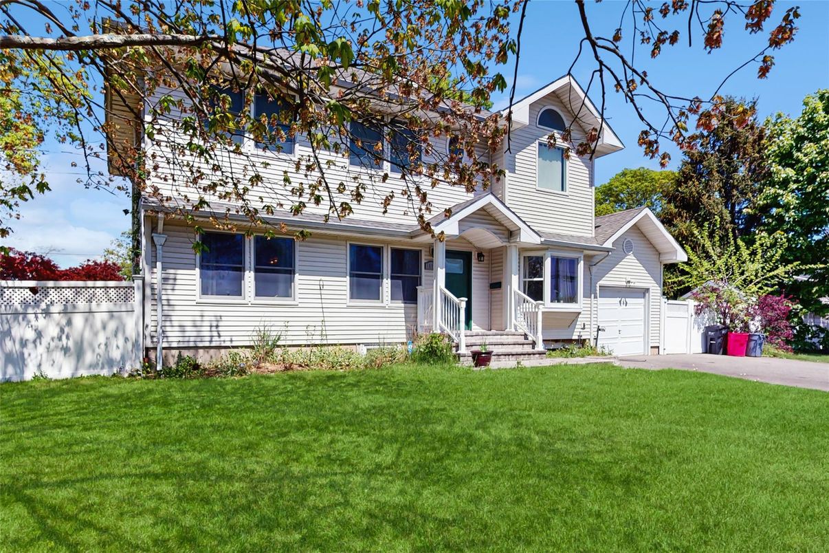 Attached, Exterior, Facade, Cape Cod