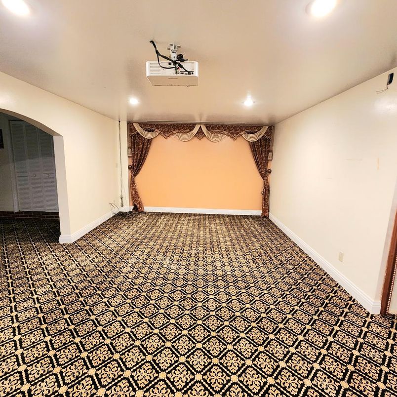 Empty room, Interior, Recessed Lighting