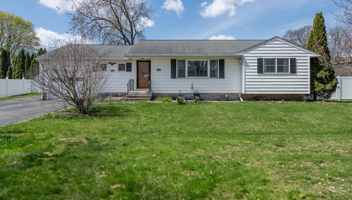 Attached, Exterior, Facade, Cape Cod