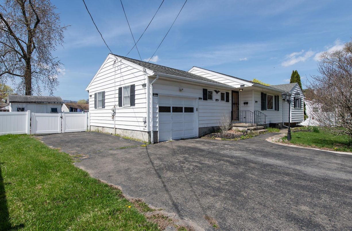Attached, Exterior, Facade, Cape Cod